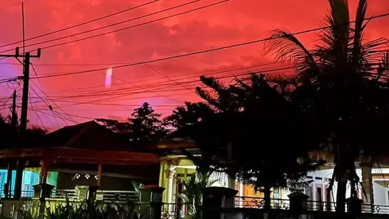 Fenomena Langit Merah di Banten